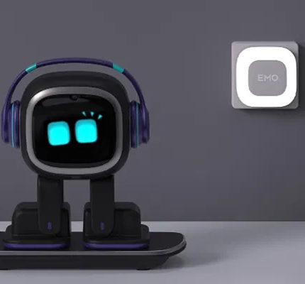 ربات هوشمند EMO برروی میز از نمای ربرو